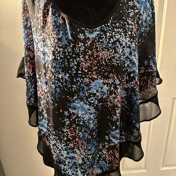 Very Pretty Flowing Blouse - Picture 2 of 6